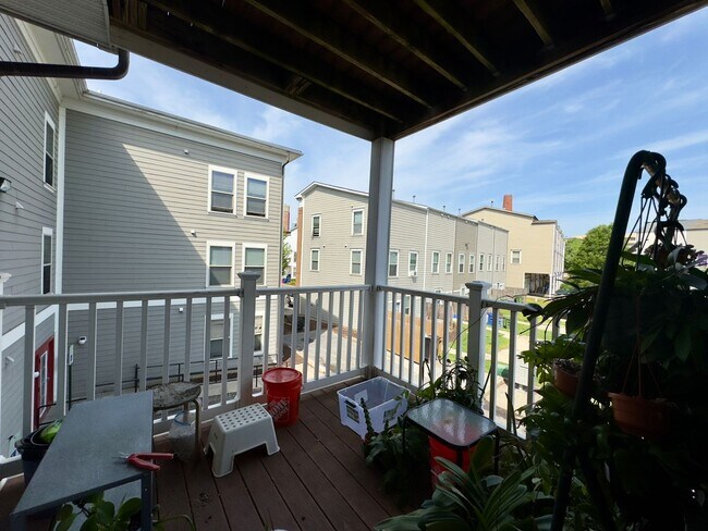 Building Photo - Modern 3-Bedroom Townhome with Stylish Fea...