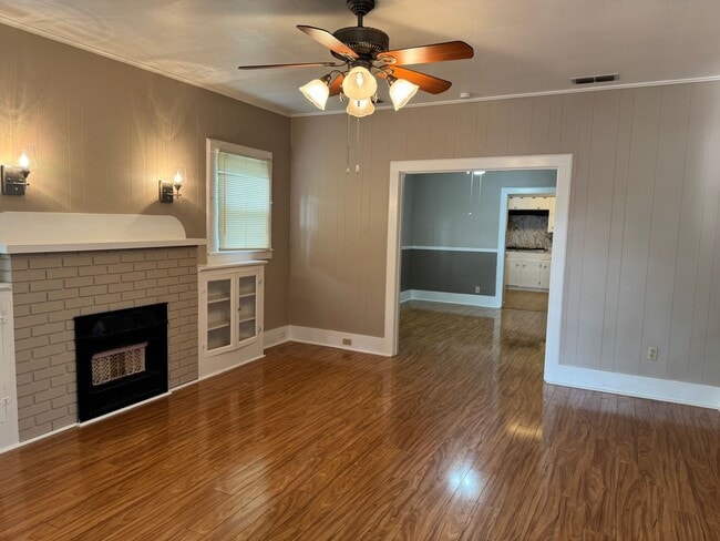 Building Photo - 2-bed/1-bath Downstairs unit!