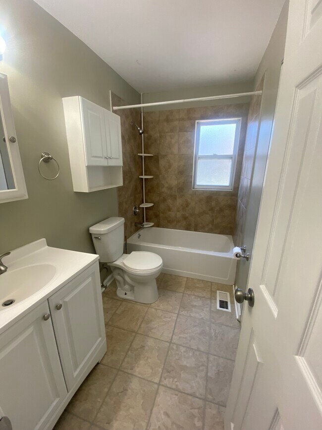 Updated bath - 424 W Hill St