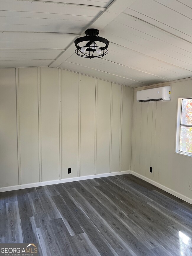 Building Photo - 833 Garrison Rd