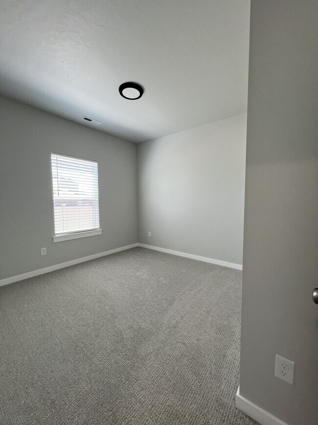 Building Photo - 2285 N Lithodora Ave
