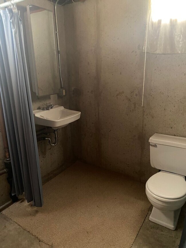 Building Photo - 2325-2327 Victoria Dr SW