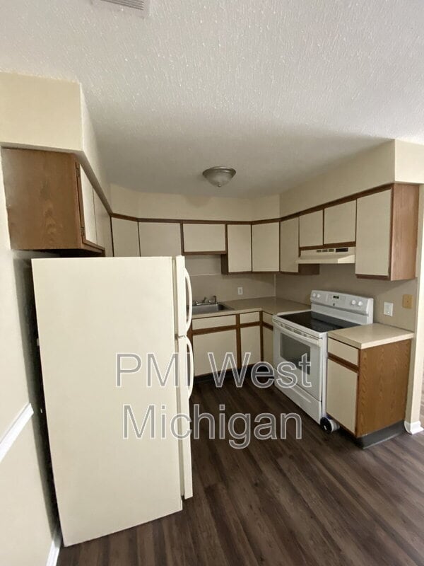 Building Photo - 6065 In the Pines Dr SE