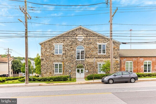Building Photo - 1750 Union Ave