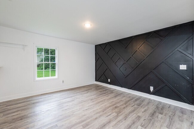 Building Photo - Three Bedroom Home