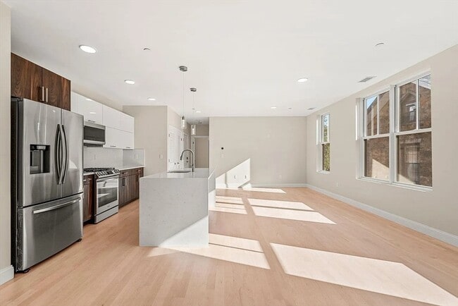 Building Photo - 124 Warren St