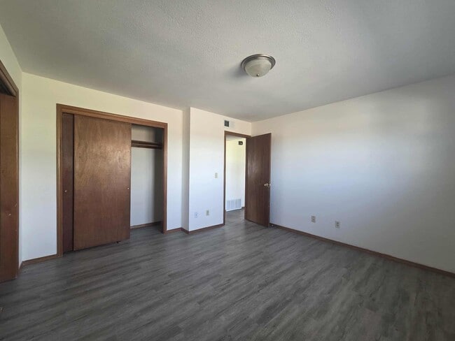 Building Photo - Updated duplex for rent!