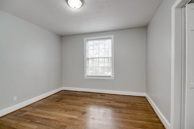 Building Photo - 1741 Oak Dr