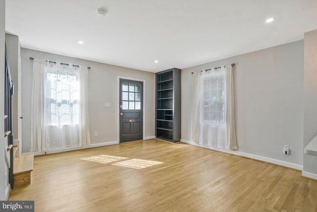 Building Photo - 5758 Biscayne Dr