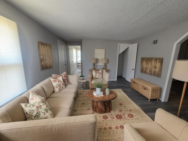 Building Photo - 4 Bed 1 Bath - NEW TO MARKET