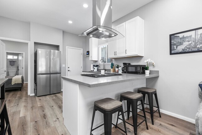 Building Photo - Newly furnished and remodeled 2 bed 2 bath!