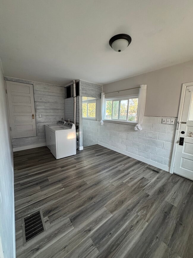 Building Photo - 3550 E 109 N