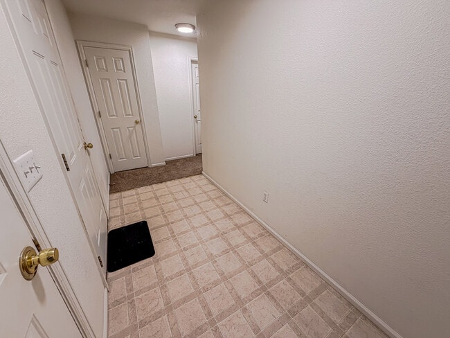 Building Photo - 313 Hunters Way