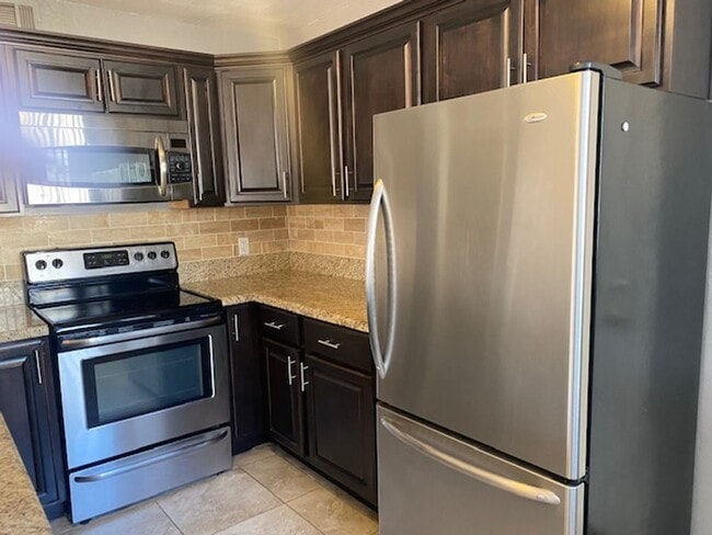 Building Photo - $1,250 For Lease-1 Bedroom-1 Bath Apt in Triplex With Private Yard-Washer & Dryer in Phoenix 85008 !