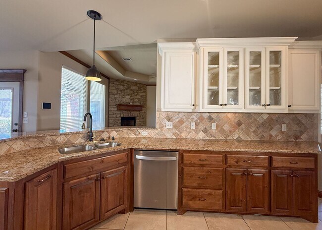 Building Photo - 3 Bed, 2.5 Bath Home in Oxford Park – Open Layout & Tall Ceilings