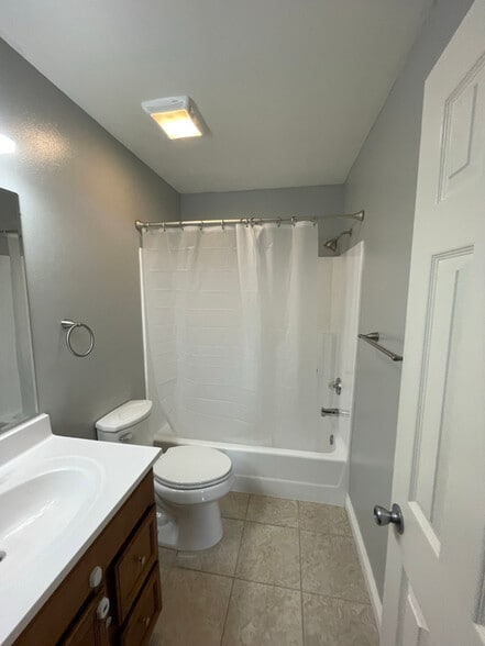 Building Photo - 5843 Myrtle Ave