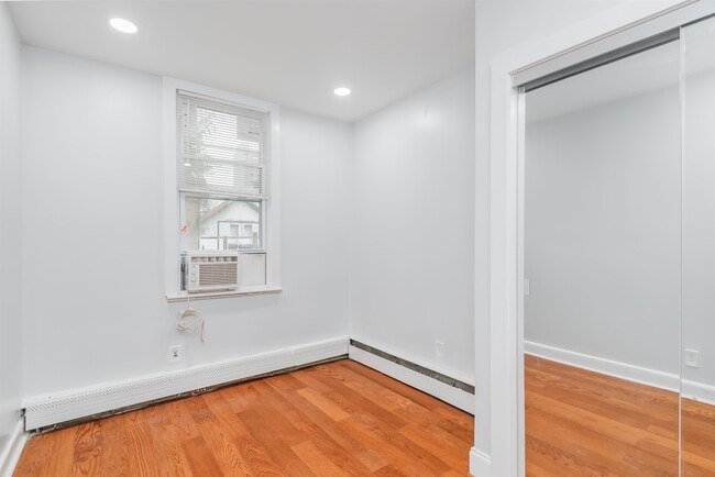 Building Photo - 25 W 10th St