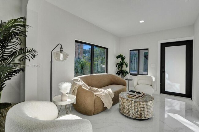 Building Photo - 3 bedroom in Miami FL 33150