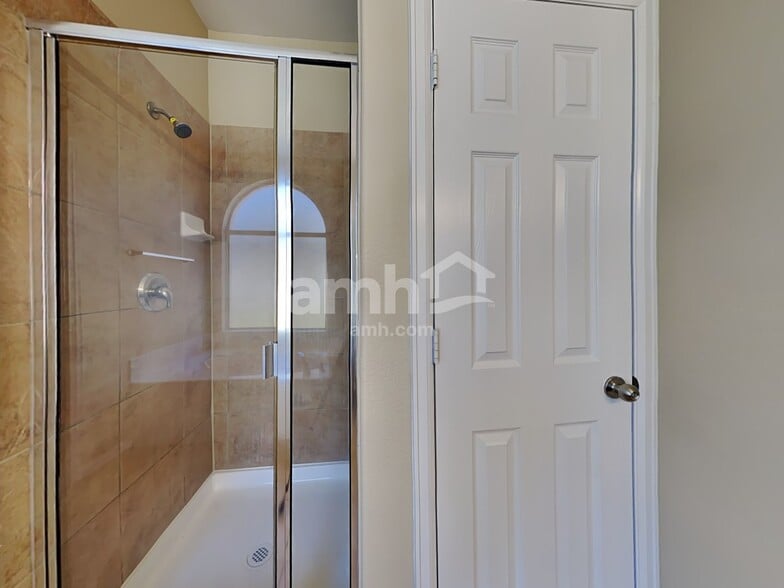 Building Photo - 2844 S Serrano