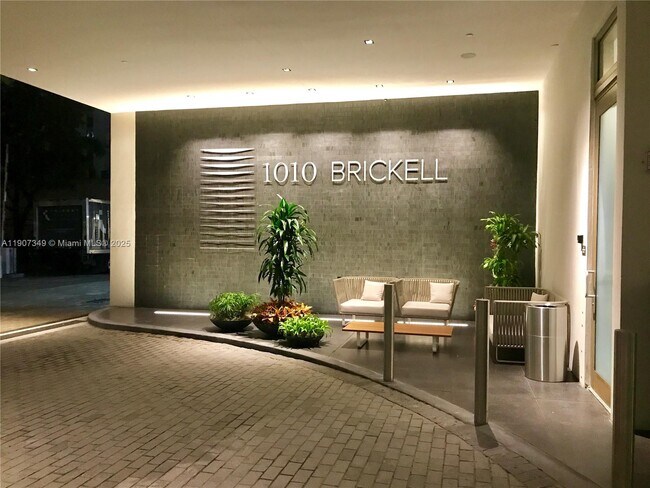 Primary Photo - 1010 Brickell Ave