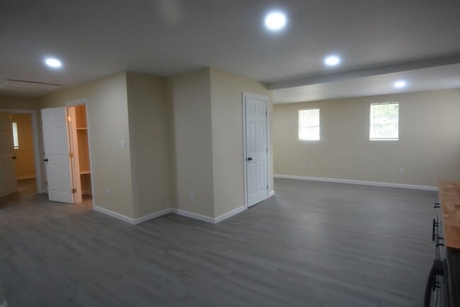 Building Photo - Updated and Charming 3 Bedroom 1.5 Bathroo...