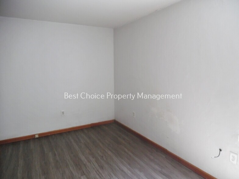 Building Photo - 211 Brookside Dr