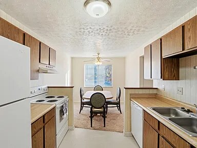 Building Photo - 2050 Woodtrail Dr