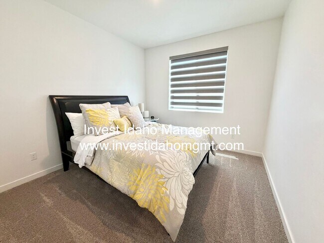 Building Photo - A Home You'll Fall in Love With
