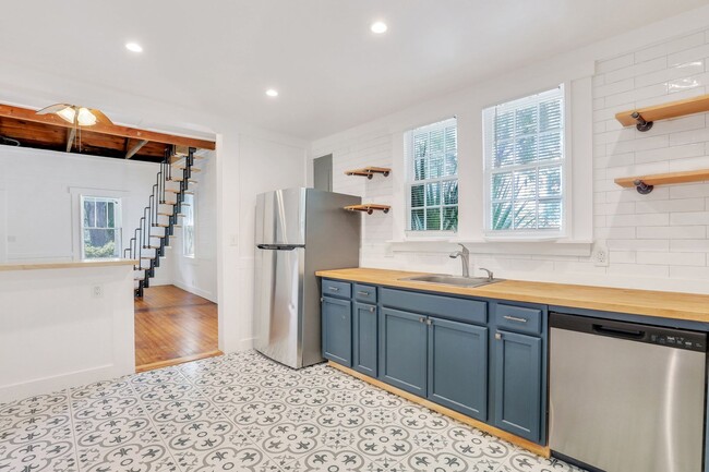 Building Photo - 2 BED | 2 BATH | MIDTOWN | FRESH RENOVATION