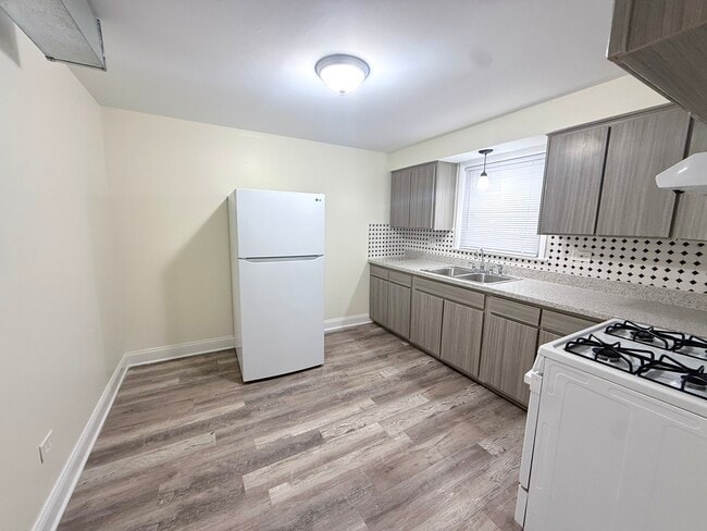 Building Photo - 11137 S Emerald Ave