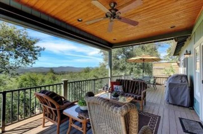 Building Photo - Lake View, 5 bedroom, 3 bath home in gated...