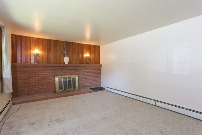 Building Photo - 2408 Lake Dr