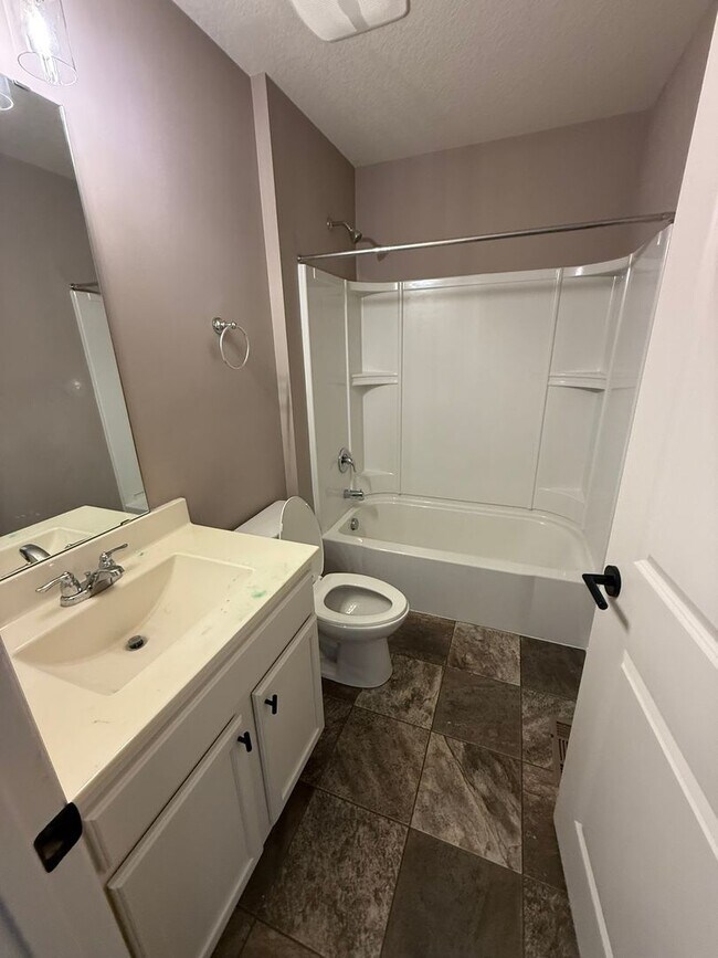 Building Photo - Spacious 4?BD | 2?BA Home with Finished Lo...