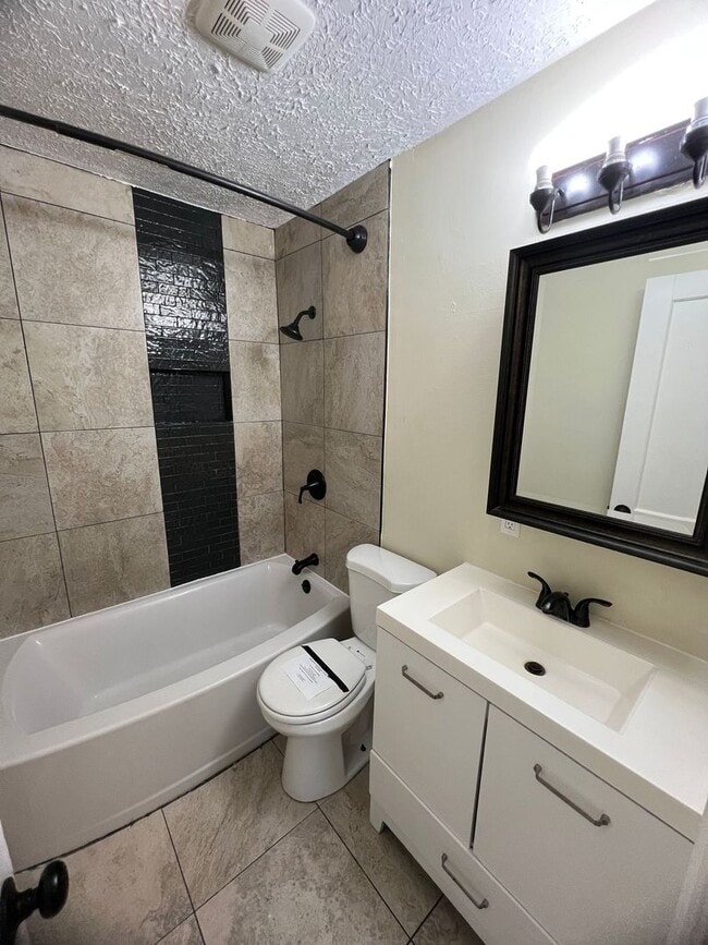 Building Photo - Move-In Ready 3-Bed Home with Downstairs B...