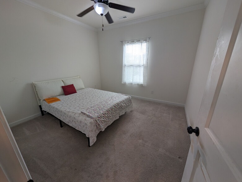 Building Photo - Room in House on Rupell Dr