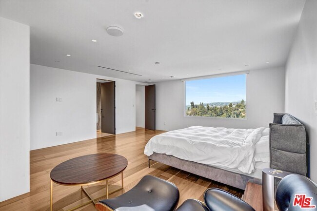 Building Photo - 9400 Readcrest Dr
