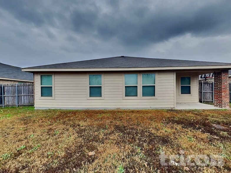 Building Photo - 3025 Iris Dr