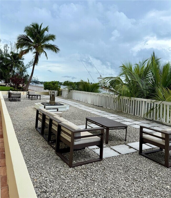 Building Photo - 5600 Collins Ave