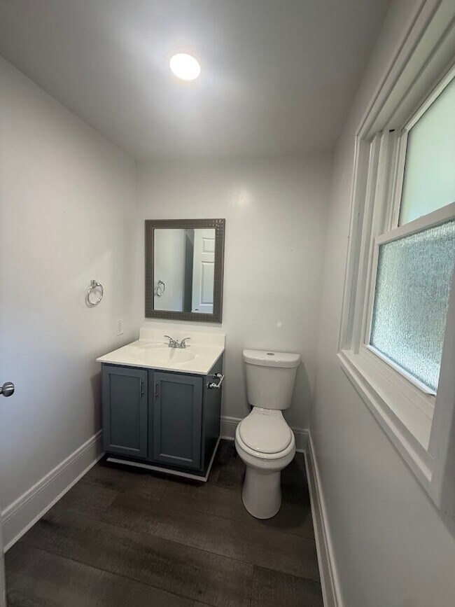 Building Photo - 560 Lovers Ln