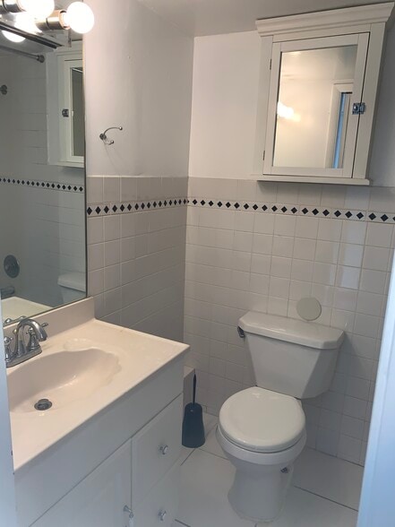 Building Photo - 1229 SE 2nd St