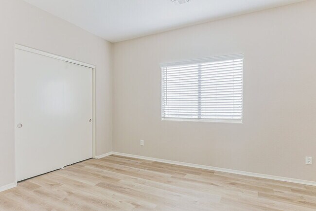 Building Photo - 326 N 103rd Pl