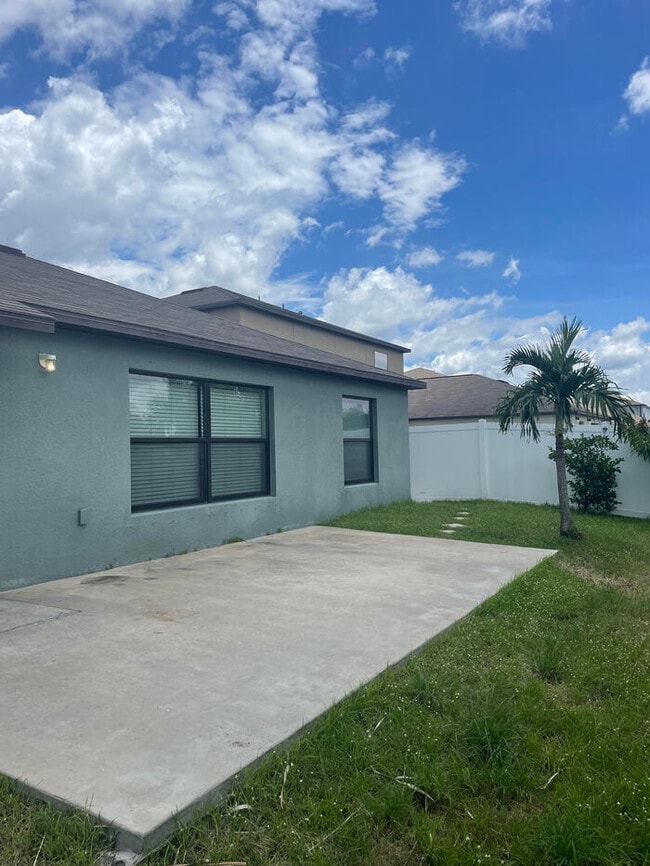 Building Photo - Beautifully Designed 4 Bedroom, 2 Bath Home