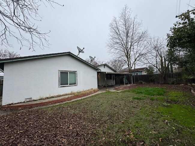 Building Photo - 714 E Longview Ave