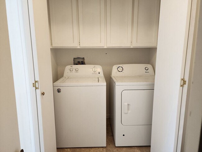 Building Photo - Move-in Special $200 off 1st month's rent