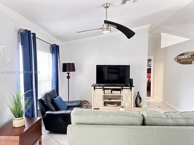 Building Photo - 720 2nd Pl SW