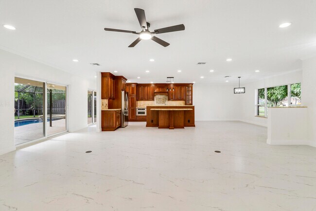 Building Photo - 100 SW 15th Ct