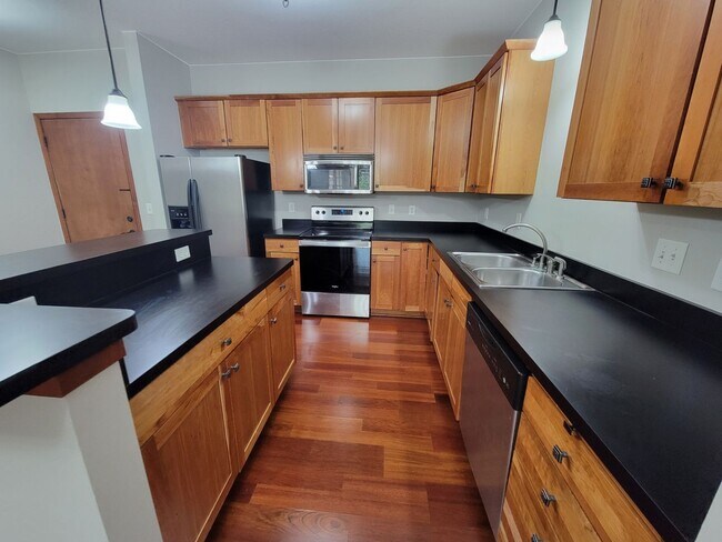 Building Photo - Spacious 2 Br/2Ba Condo w/1500 sq ft in Heart of St Louis Park! 2 Heated parking spots included!