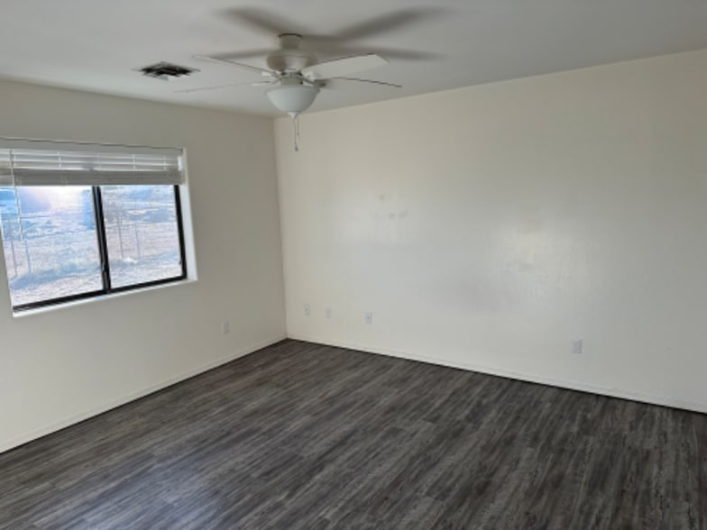 Building Photo - 1034 W 8th S St