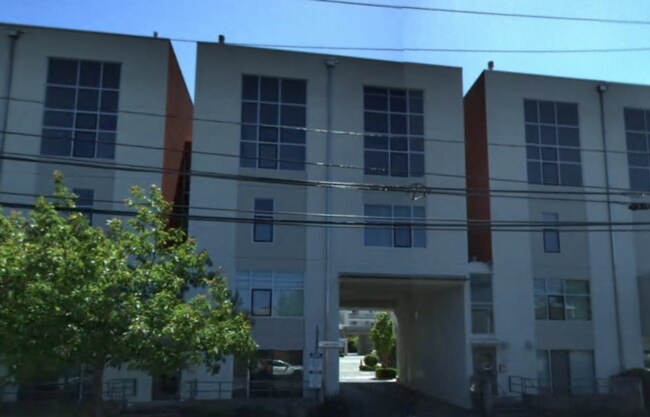 Primary Photo - Spacious 3 bedroom / 2.5 Bath Apartment in...