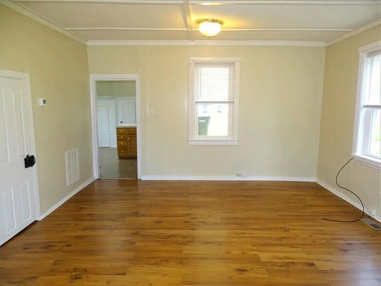 Building Photo - 145 E Main St